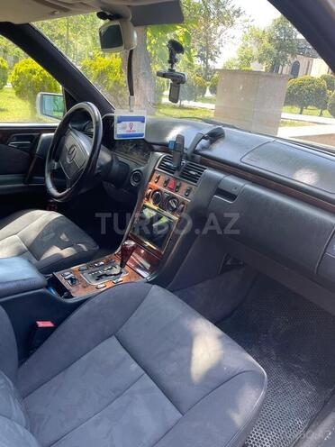 Mercedes E 240 1997, 342,696 km - 2.4 l - Masallı