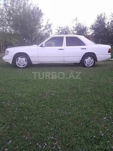 Mercedes E 200 1986, 250,000 km - 2.0 l - Astara