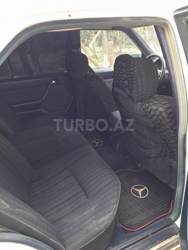 Mercedes E 200 1986, 250,000 km - 2.0 l - Astara