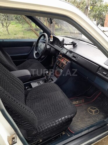 Mercedes E 200 1986, 250,000 km - 2.0 l - Astara