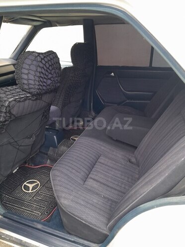 Mercedes E 200 1986, 250,000 km - 2.0 l - Astara