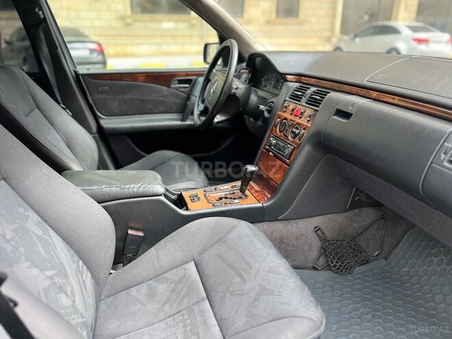 Mercedes E 220 1999, 321,400 km - 2.2 l - Bakı