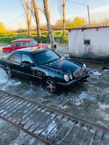 Mercedes E 230 1996, 490,000 km - 2.3 л - Yevlax