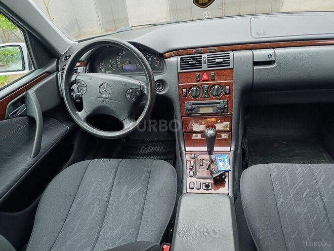 Mercedes E 240 1999, 268,000 km - 2.6 л - Xırdalan