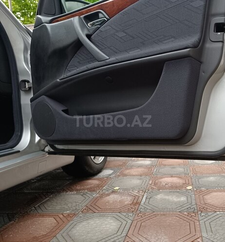 Mercedes E 240 1999, 268,000 km - 2.6 л - Xırdalan