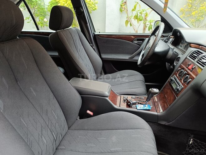 Mercedes E 240 1999, 268,000 km - 2.6 л - Xırdalan