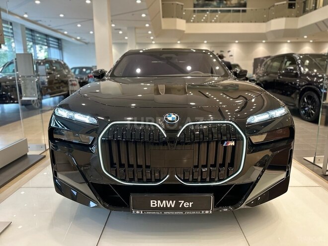 BMW i7 M70