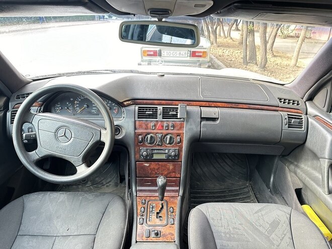 Mercedes E 240