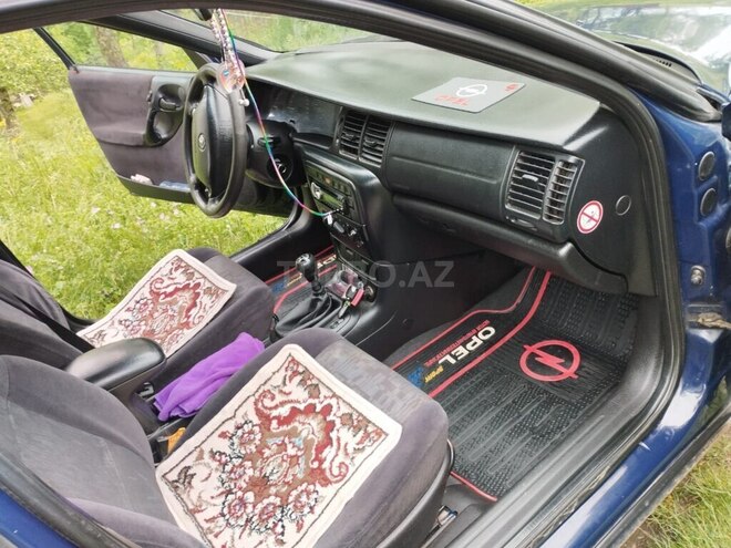 Opel Vectra 1999, 350,000 km - 1.6 l - Quba