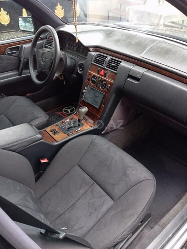 Mercedes E 200 1997, 450,000 km - 2.0 l - Quba