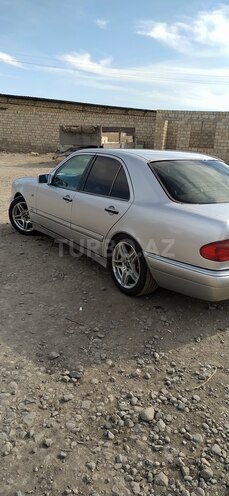 Mercedes E 200