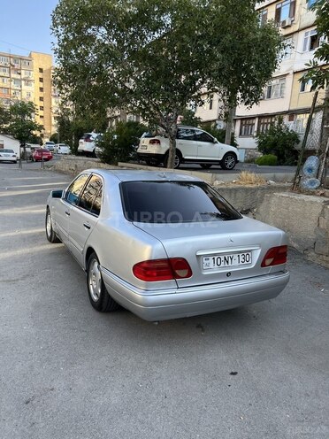 Mercedes E 230