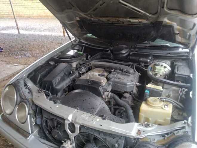 Mercedes E 230 1995, 302,123 km - 2.3 l - Saatlı