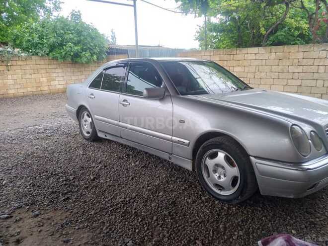 Mercedes E 230 1995, 302,123 km - 2.3 l - Saatlı