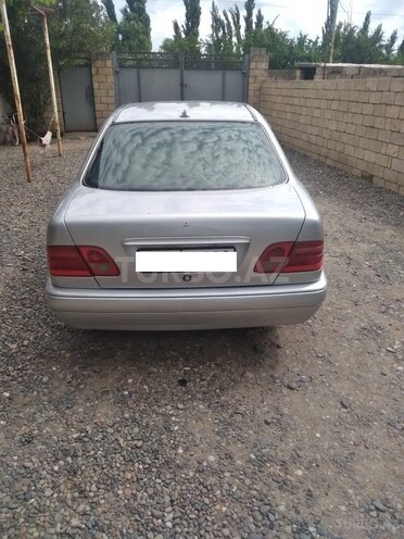 Mercedes E 230 1995, 302,123 km - 2.3 l - Saatlı