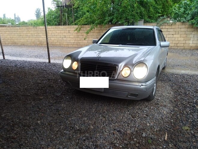 Mercedes E 230 1995, 302,123 km - 2.3 l - Saatlı