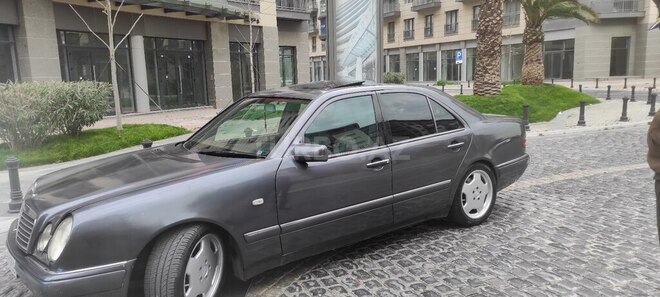 Mercedes E 320