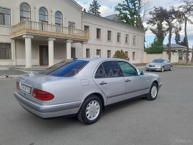 Mercedes E 230