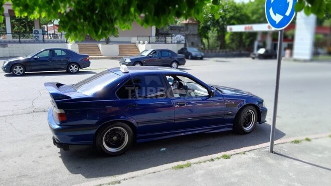 BMW 320 1992, 302,000 km - 2.0 l - Qax