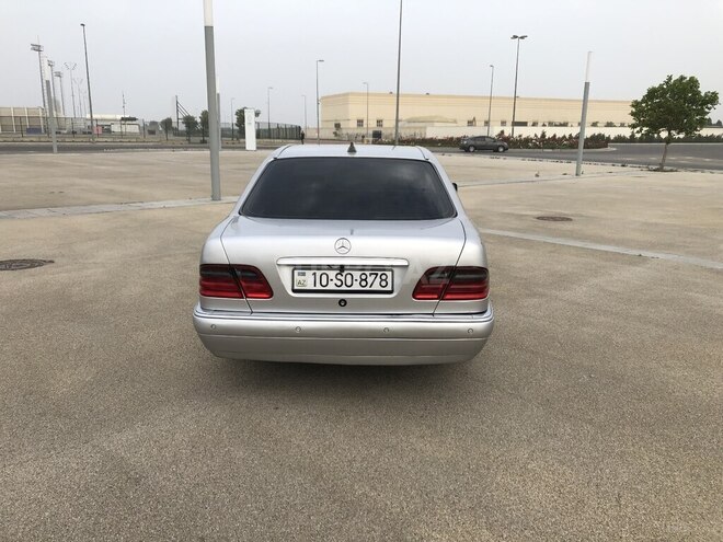 Mercedes E 240