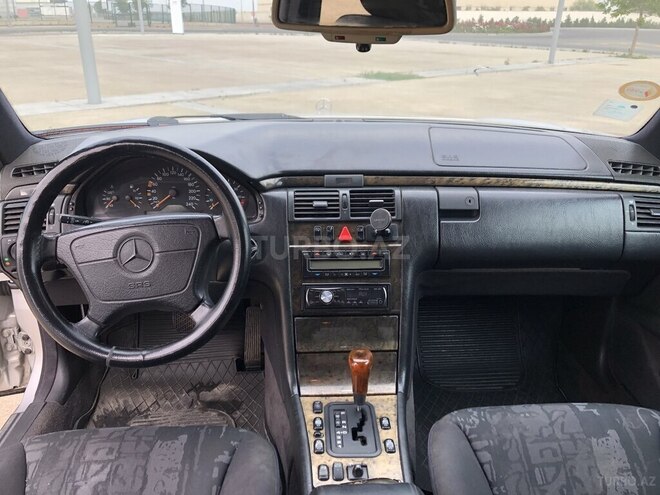 Mercedes E 240