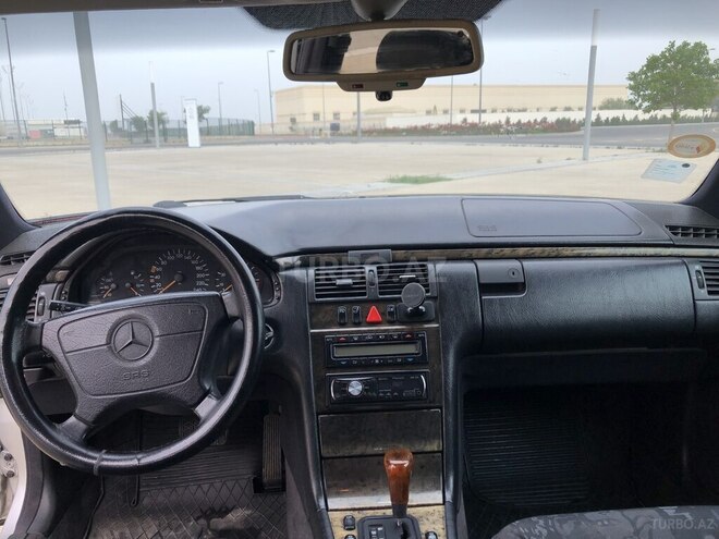 Mercedes E 240