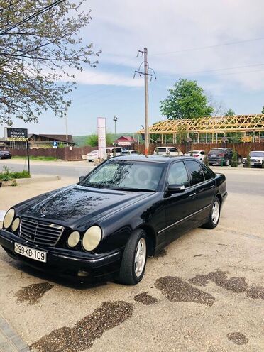 Mercedes E 320