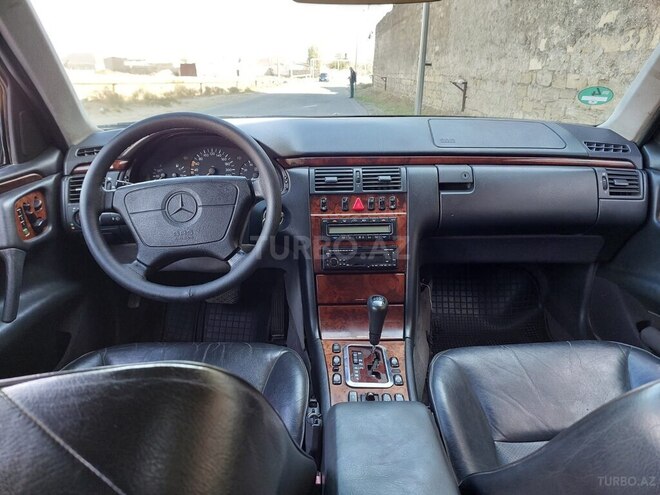 Mercedes E 240