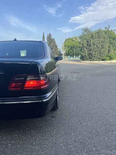 Mercedes E 220 2000, 279,000 km - 2.2 л - Qazax