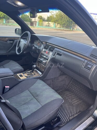 Mercedes E 220 2000, 279,000 km - 2.2 л - Qazax