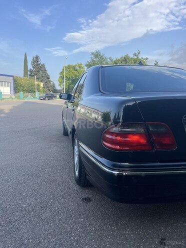 Mercedes E 220 2000, 279,000 km - 2.2 л - Qazax