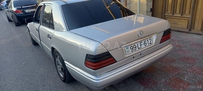 Mercedes E 220 1993, 315,000 km - 2.2 l - Bakı