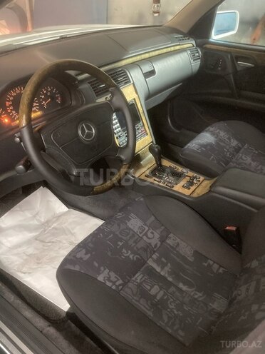 Mercedes E 240 1999, 260,000 km - 2.4 l - Bakı