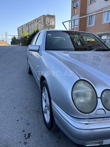 Mercedes E 240