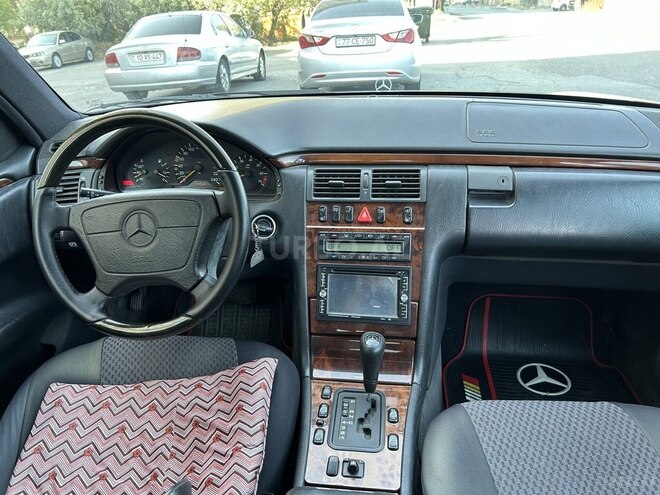 Mercedes E 240