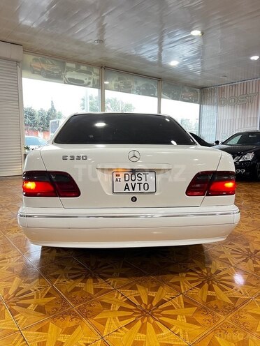 Mercedes E 320