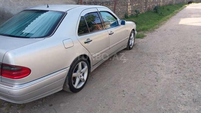 Mercedes E 240