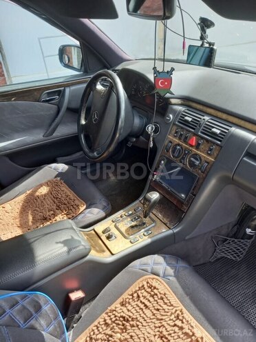 Mercedes E 280 2001, 182,000 km - 2.0 л - Kürdəmir