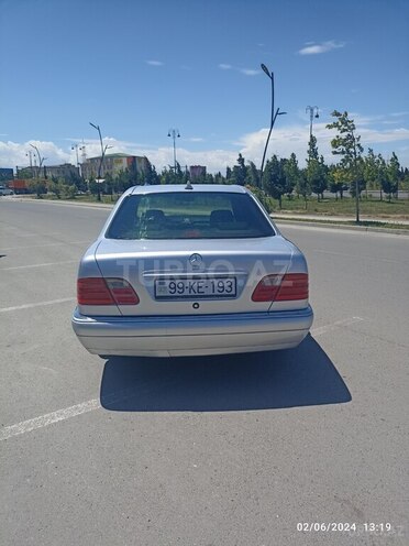 Mercedes E 200