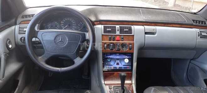 Mercedes E 240