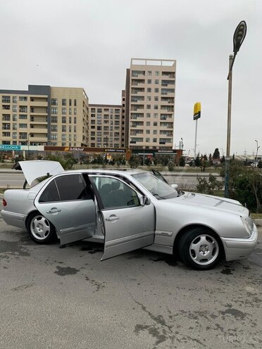 Mercedes E 230