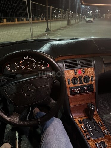 Mercedes E 200