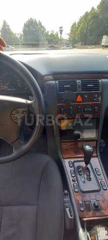 Mercedes E 270 2001, 333,000 km - 2.7 l - Bakı