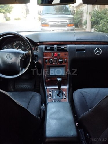 Mercedes E 240