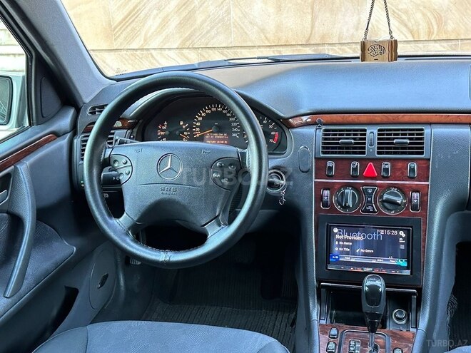 Mercedes E 200