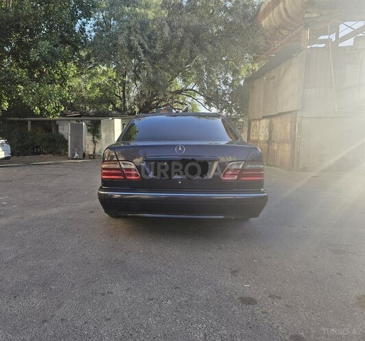 Mercedes E 240