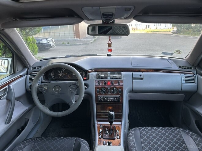 Mercedes E 270 2000, 430,000 km - 2.7 л - Saatlı