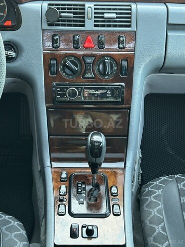 Mercedes E 270 2000, 430,000 km - 2.7 л - Saatlı