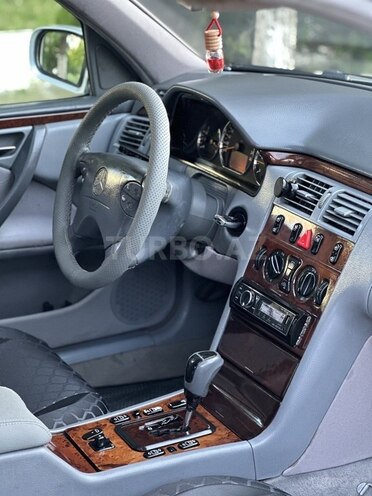 Mercedes E 270 2000, 430,000 km - 2.7 л - Saatlı