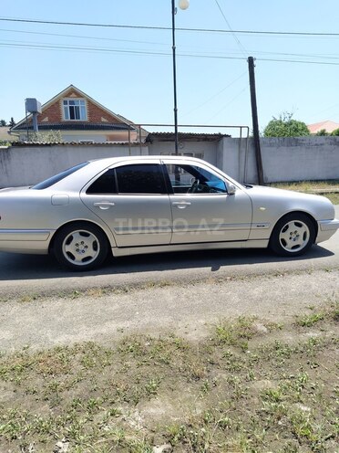 Mercedes E 240